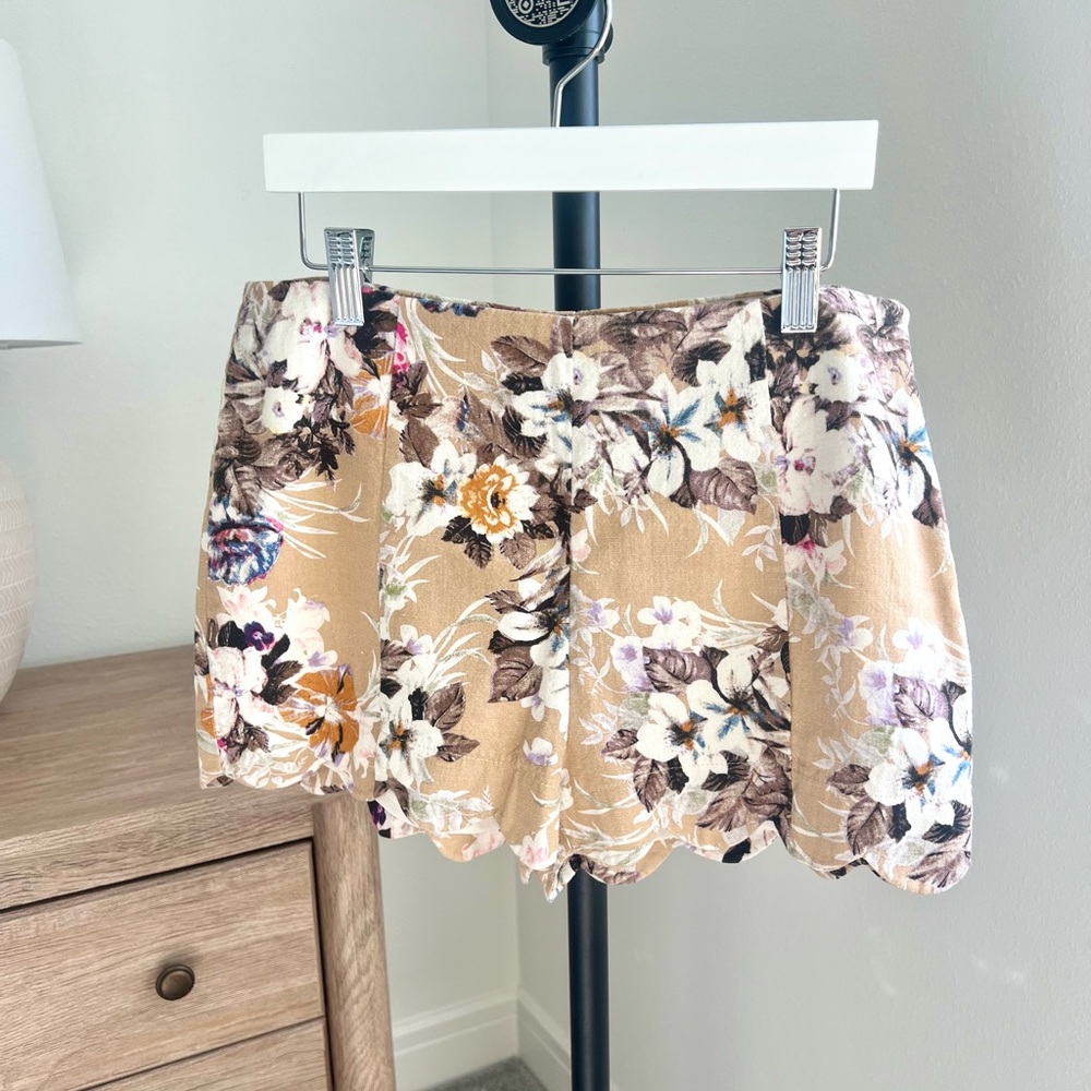 Chelsea and Violet Scalloped Hem Floral Shorts Size XS